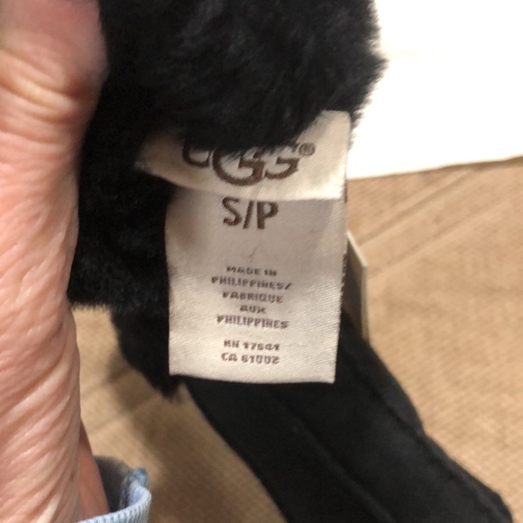 UGG Shearling-Trim Leather Gloves - Picture 4 of 5